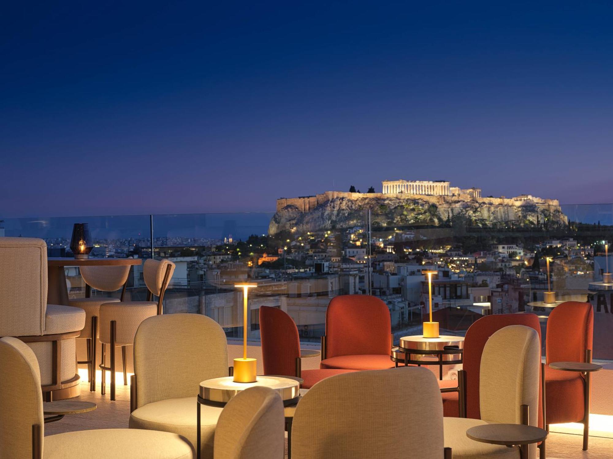 Nyx Esperia Palace Hotel Athens By Leonardo Hotels Exteriér fotografie The view from the hotel's rooftop bar